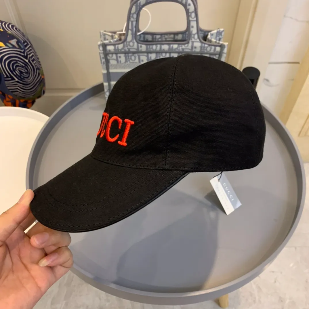 P130 Gucci (Gucci) new original baseball cap, Loved series, 1:1 mold customization, heavy embroidery, details comparable to counters, original canvas + first-layer cowhide, excellent quality! The first choice for handsome men and beautiful women, fashionable and versatile. The basic head circumference is 56-58, the patch is adjustable, and the original two-color version is shipped from the counter.