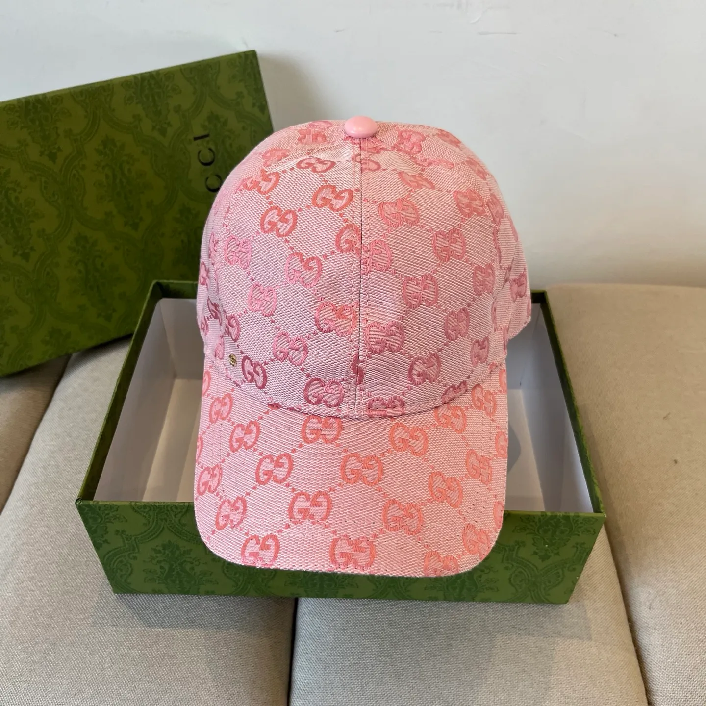 P60 Gucci Baseball Cap♥️GUCCI🧢New product from the official website, baseball cap, original quality, very popular 🔥🎩 The craftsmanship is very exquisite, high-end and classy! Low-key luxury, easy to carry! Running volume!