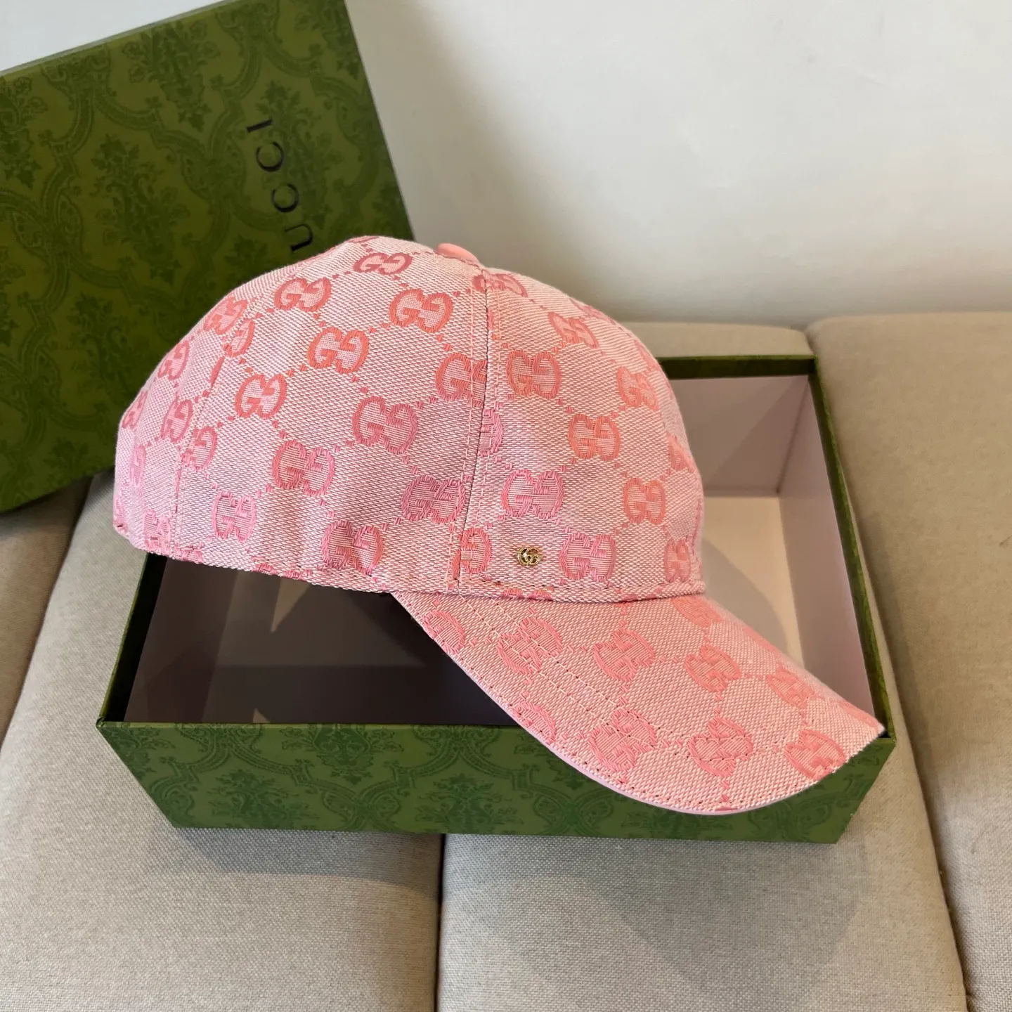 P60 Gucci Baseball Cap♥️GUCCI🧢New product from the official website, baseball cap, original quality, very popular 🔥🎩 The craftsmanship is very exquisite, high-end and classy! Low-key luxury, easy to carry! Running volume!