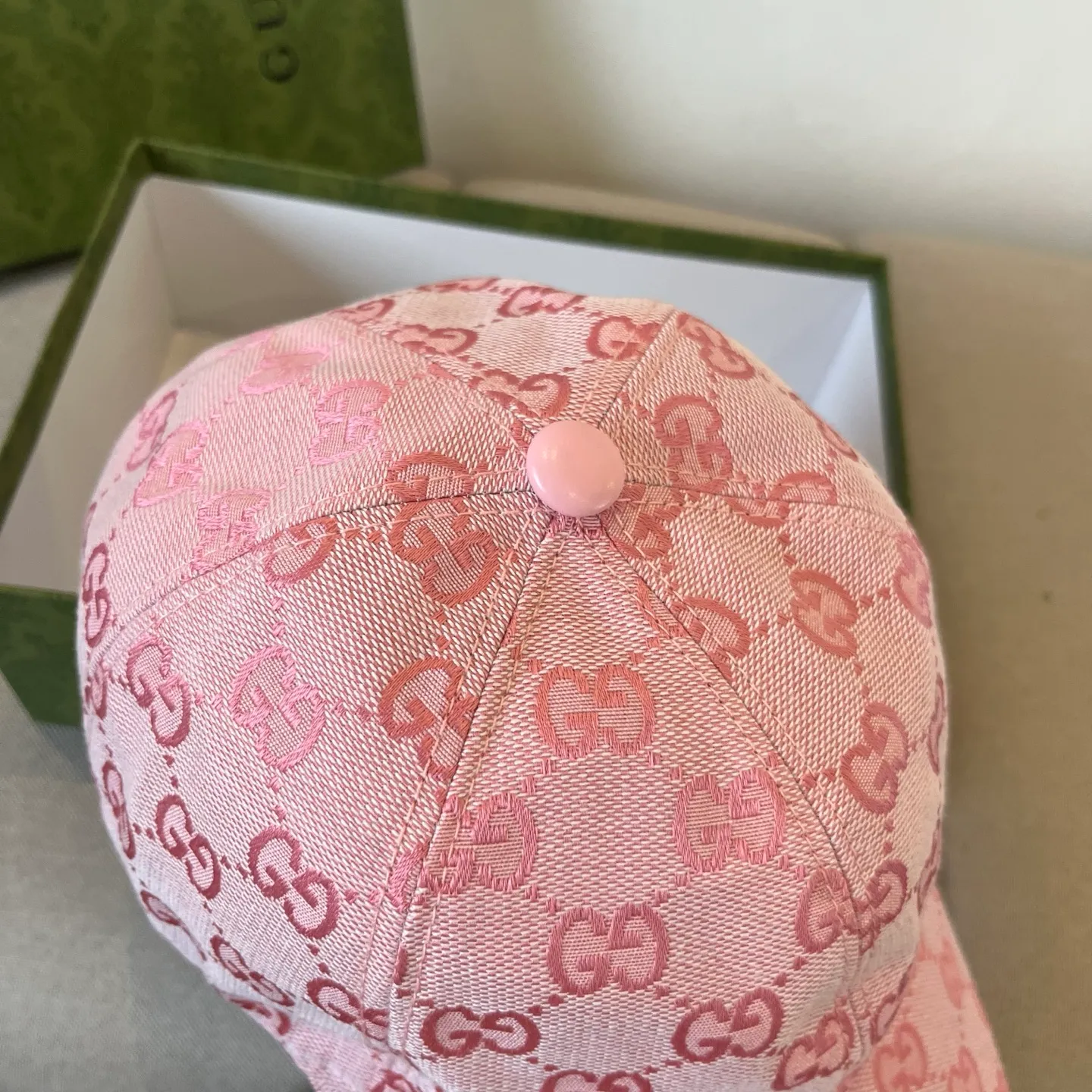 P60 Gucci Baseball Cap♥️GUCCI🧢New product from the official website, baseball cap, original quality, very popular 🔥🎩 The craftsmanship is very exquisite, high-end and classy! Low-key luxury, easy to carry! Running volume!