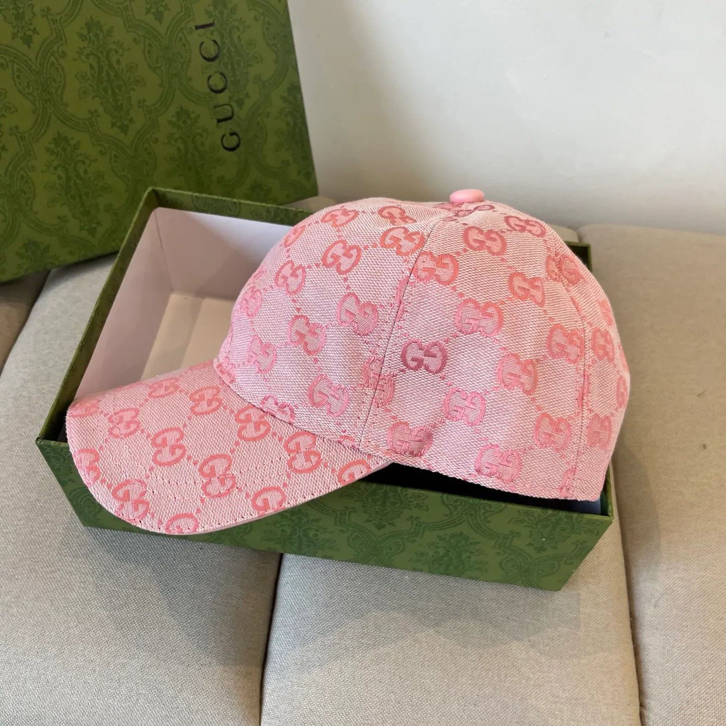 P60 Gucci Baseball Cap♥️GUCCI🧢New product from the official website, baseball cap, original quality, very popular 🔥🎩 The craftsmanship is very exquisite, high-end and classy! Low-key luxury, easy to carry! Running volume!