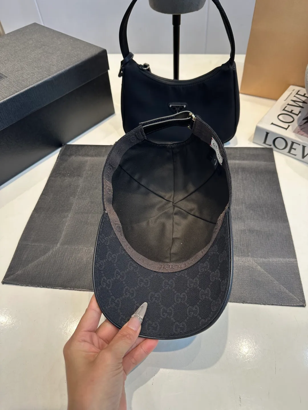 P90 Gucci (Gucci) new original baseball cap, metal small double G, the latest model at the counter, 1:1 mold opening and customization, genuine mold opening hardware, original canvas fabric + first layer of cowhide, original quality! The quality is great, the basic head circumference is 56cm, and the patch is adjustable.
