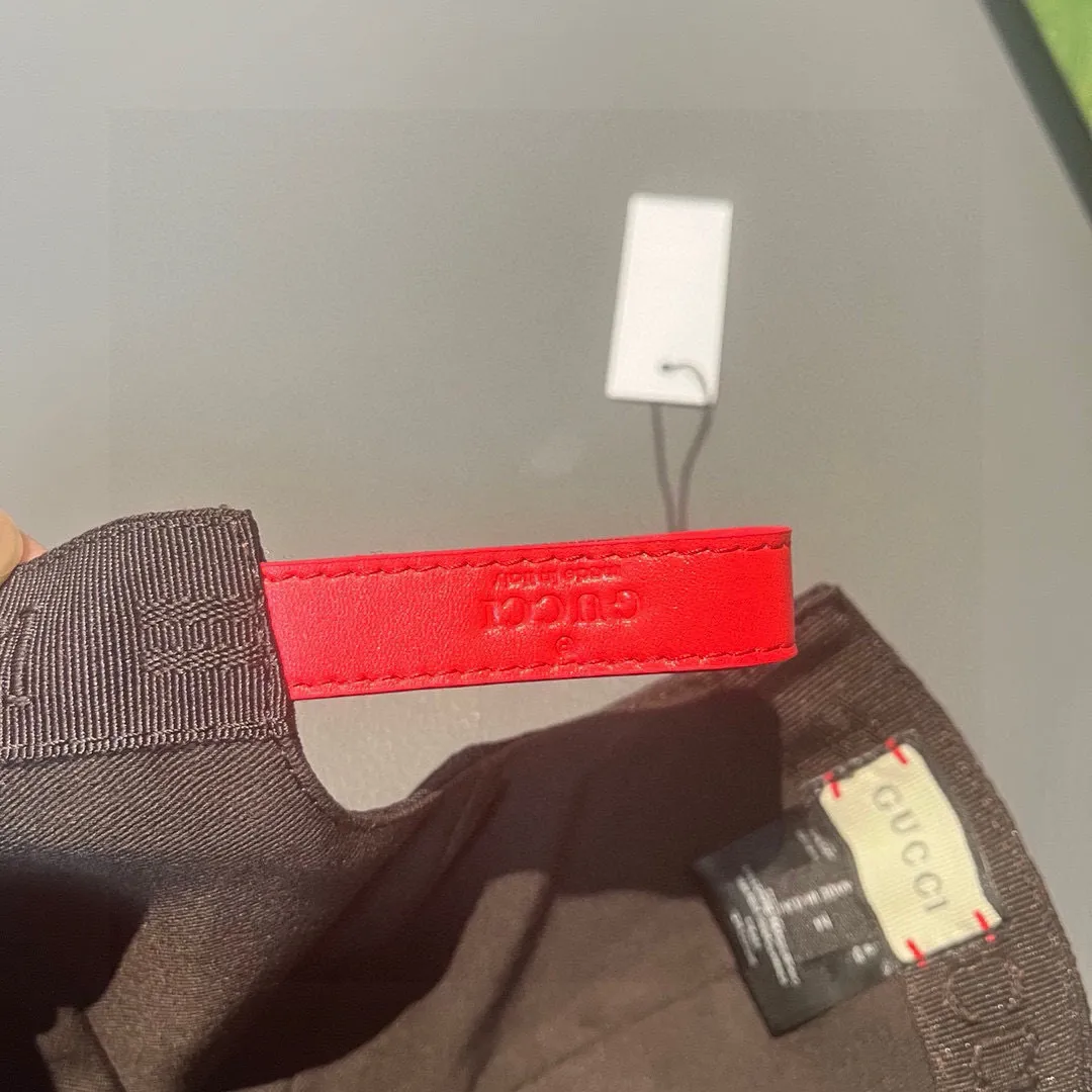 P90, Gucci's new original baseball cap, North Face embroidery! Counter 1:1, imported canvas + first-layer cowhide, popular for purchasing, versatile style for men and women, great quality! The basic head circumference is 56cm, and the patch is adjustable.