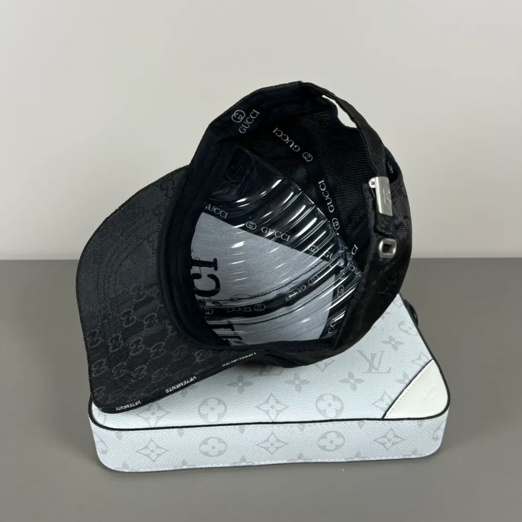 P56💰Gucci Baseball Cap♥️GUCCI🧢Official website new product, baseball cap, original quality, hot arrival 🔥🎩 The craftsmanship is very exquisite, high-end and classy! Low-key luxury, easy to carry! Running volume!