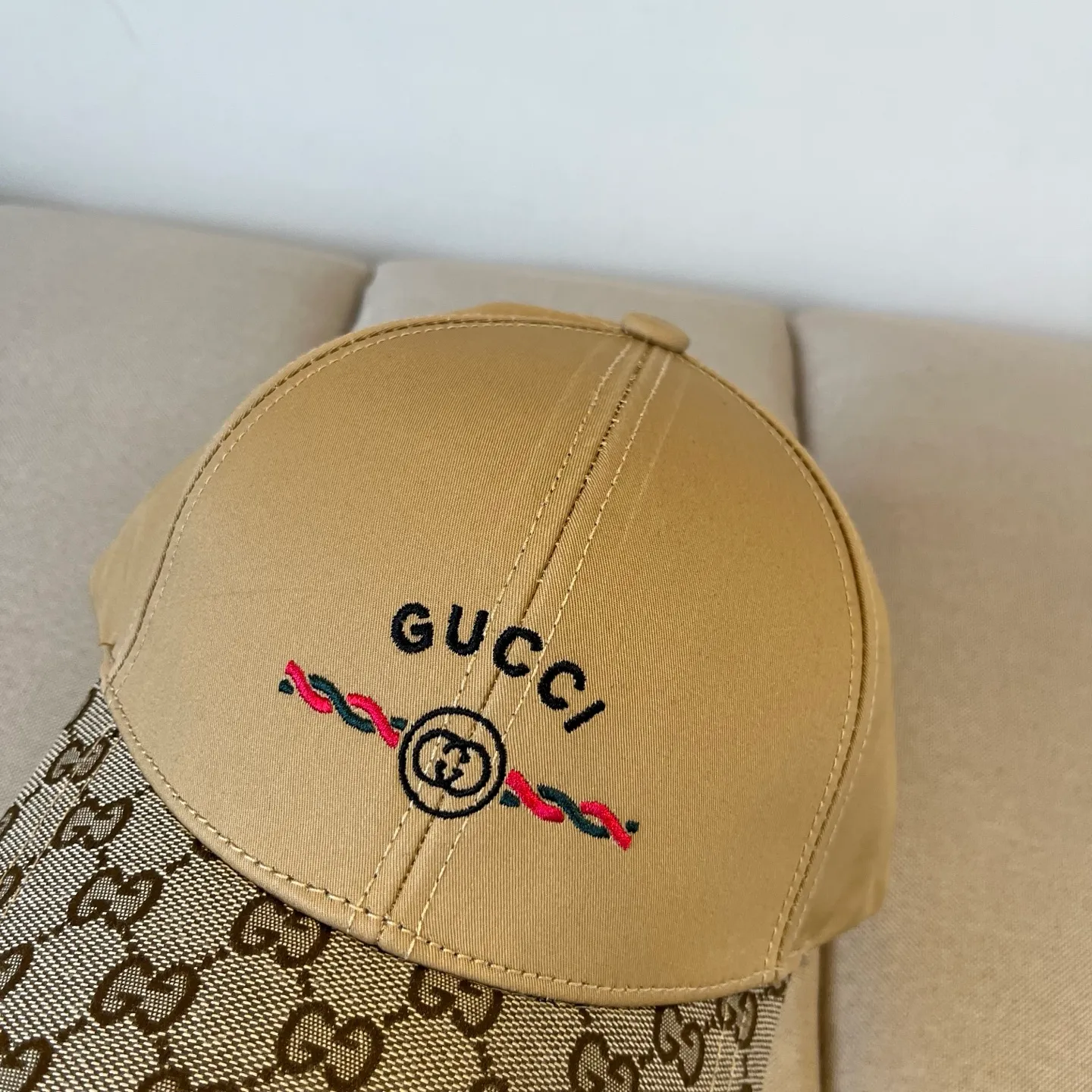 P60 Gucci Baseball Cap♥️GUCCI🧢New product from the official website, baseball cap, original quality, very popular 🔥🎩 The craftsmanship is very exquisite, high-end and classy! Low-key luxury, easy to carry! Running volume!