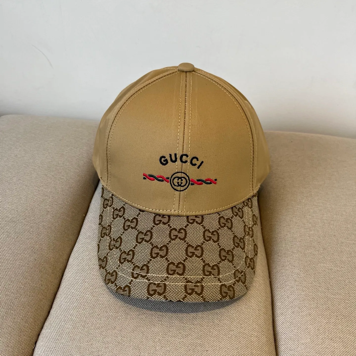 P60 Gucci Baseball Cap♥️GUCCI🧢New product from the official website, baseball cap, original quality, very popular 🔥🎩 The craftsmanship is very exquisite, high-end and classy! Low-key luxury, easy to carry! Running volume!