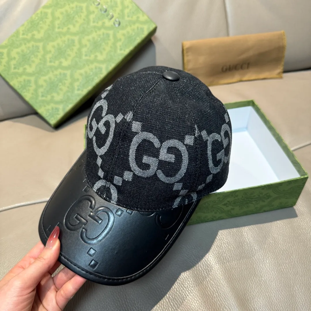 P90, Gucci (Gucci) new original baseball cap, large double G leather, best-selling model at the counter, 1:1 mold customization, original canvas fabric + first-layer cowhide, fashionable and handsome! The quality is great, the basic head circumference is 56cm, and the patch is adjustable.