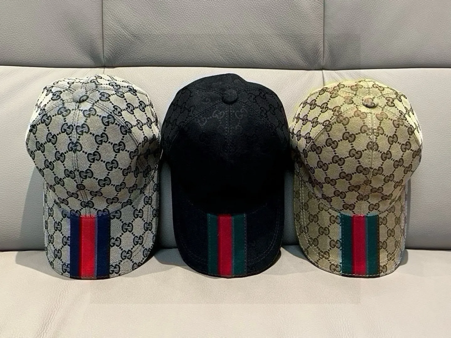 p90 new model shipped!   , Gucci (Gucci) latest original baseball cap, wide webbing. 1:1 mold opening and customization at the counter, the highest version, original canvas fabric + first-layer cowhide, light and breathable! Photographed in real life, suitable for men and women in all seasons, basic head circumference 56cm, adjustable patches.
