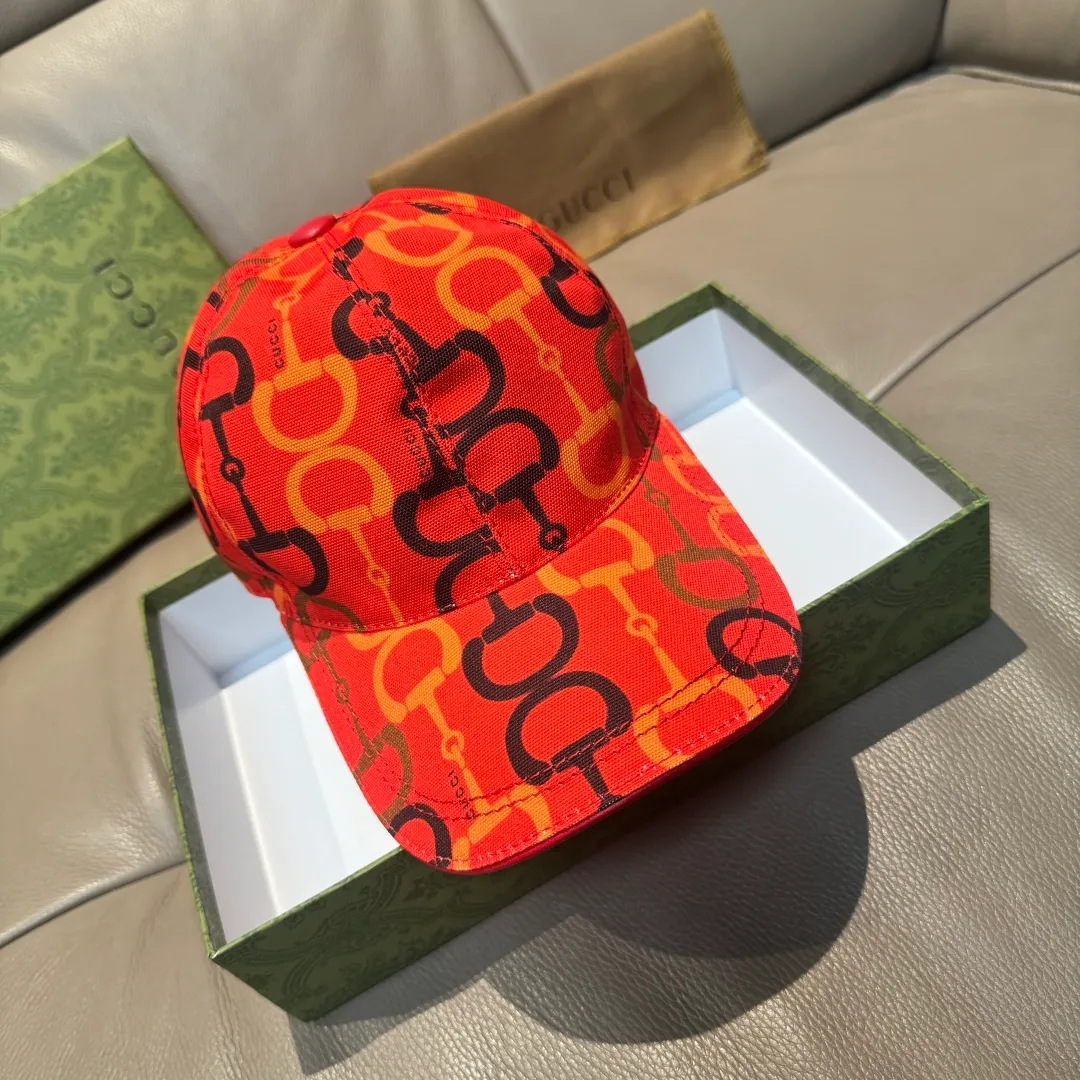 p90 Horsebit buckle shipped. Gucci new original baseball cap, horsebit buckle baseball cap. 1:1 mold opening and customization at the counter, original canvas fabric + first layer of cowhide, light and breathable! The basic head circumference is 56cm, and the patch is adjustable.