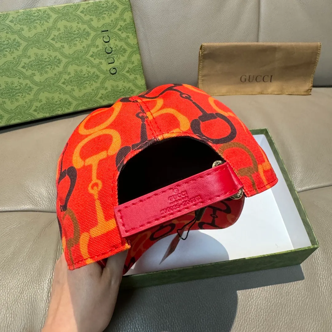 p90 Horsebit buckle shipped. Gucci new original baseball cap, horsebit buckle baseball cap. 1:1 mold opening and customization at the counter, original canvas fabric + first layer of cowhide, light and breathable! The basic head circumference is 56cm, and the patch is adjustable.