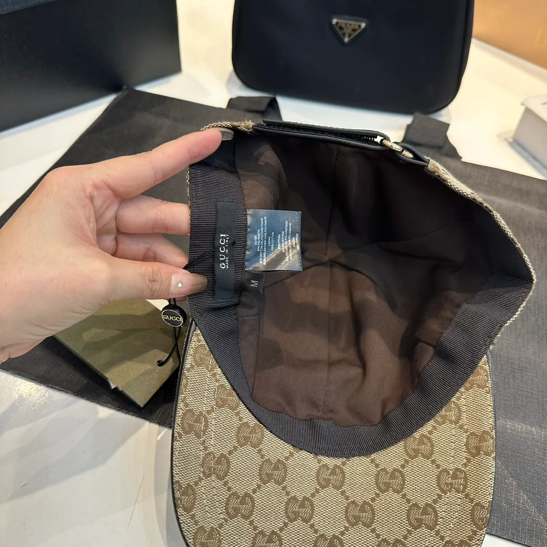 P240 GUCCI Gucci baseball cap, the craftsmanship is very exquisite, high-end and classy! Low-key luxury, easy to carry! The best-selling model in the counter, dark pattern small pair G, 1:1 mold opening and customization, waterproof fabric, pure cotton lining, light and breathable. Perfect fit, accurate alignment, each leather buckle has a different code, cow leather adjustment buckle, exclusive real shot, suitable for men and women.