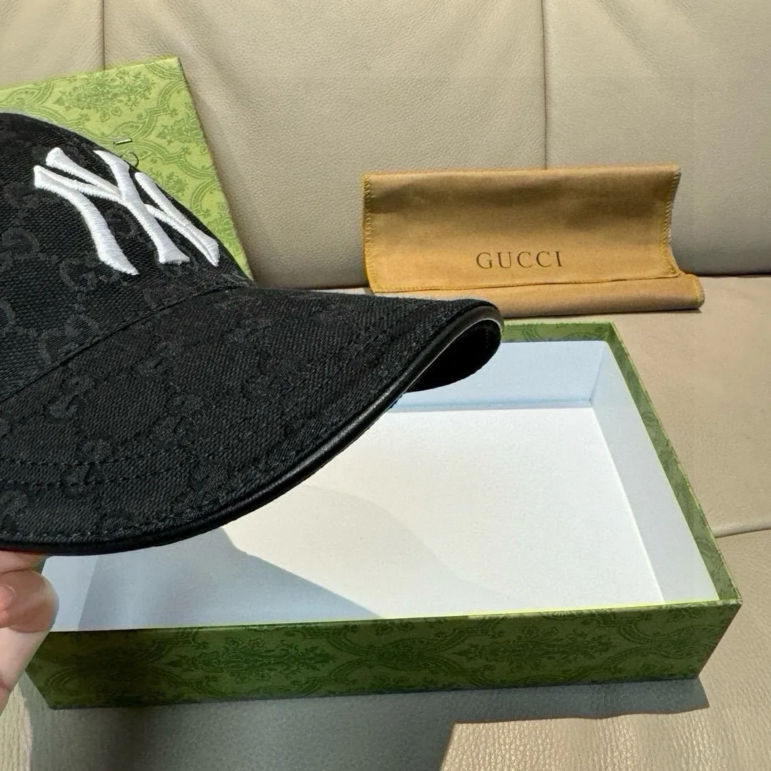 P90 hot-selling full-color NY&Gucci (Gucci) cooperation baseball cap, the latest model at the counter, NY embroidery, 1:1 mold customization, original breathable sail fabric + first-layer cowhide, perfect details, original quality, exclusive physical shooting, suitable for men and women.  , four colors are in stock at the counter!