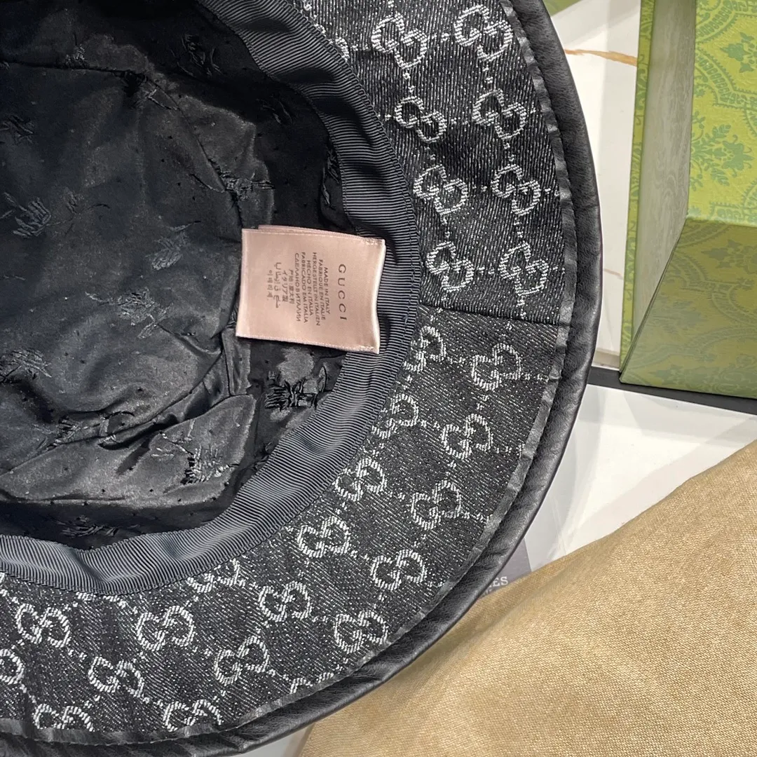 Special batch of 100 Gucci popular fisherman hats. High version in stock. Upgraded version. VS various circulating versions in the market. New denim jacquard fisherman hat basin hat for men and women. The hat body is made of denim fabric. Jacquard craftsmanship. Retro design. The difference between the market version and the market version is full of trendy elements from the inside to the outside. Full of logos to bring fashion to the extreme. Wear it when you go out. It is only for you. There is a hat logo inside the hat. Fine workmanship. The quality of the original item is unquestionable and full of fashionable and high-end sense.