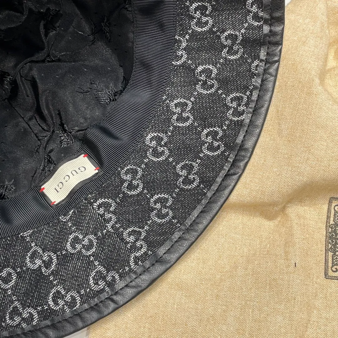 Special batch of 100 Gucci popular fisherman hats. High version in stock. Upgraded version. VS various circulating versions in the market. New denim jacquard fisherman hat basin hat for men and women. The hat body is made of denim fabric. Jacquard craftsmanship. Retro design. The difference between the market version and the market version is full of trendy elements from the inside to the outside. Full of logos to bring fashion to the extreme. Wear it when you go out. It is only for you. There is a hat logo inside the hat. Fine workmanship. The quality of the original item is unquestionable and full of fashionable and high-end sense.
