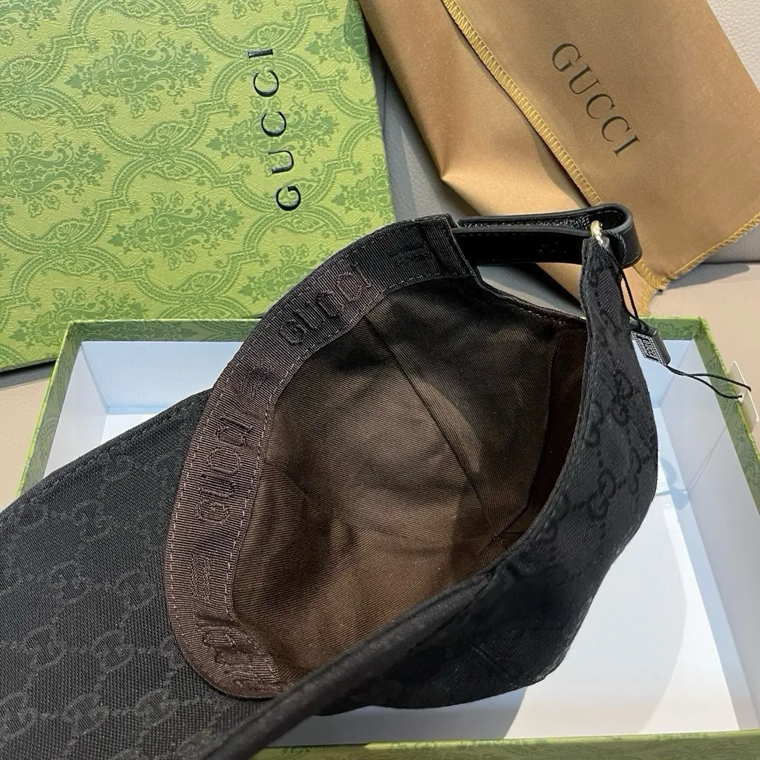 P90 new model is shipped! , Gucci (Gucci) latest original baseball cap, wide webbing. 1:1 mold opening and customization at the counter, the highest version, original canvas fabric + first-layer cowhide, light and breathable! Photographed in real life, suitable for men and women in all seasons, basic head circumference 56cm, adjustable patches.