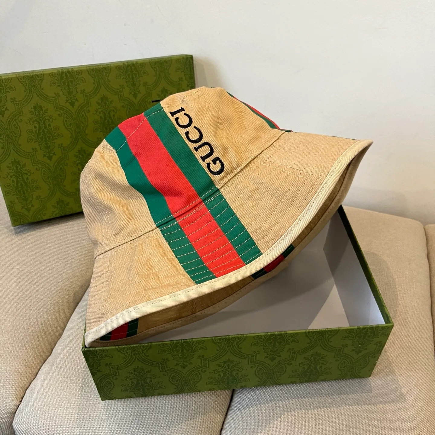 P70 Gucci baseball cap♥️GUCCI🧢New product from the official website, baseball cap, original quality, very popular 🔥🎩 The craftsmanship is very exquisite, high-end and classy! Low-key luxury, easy to carry! Running volume!