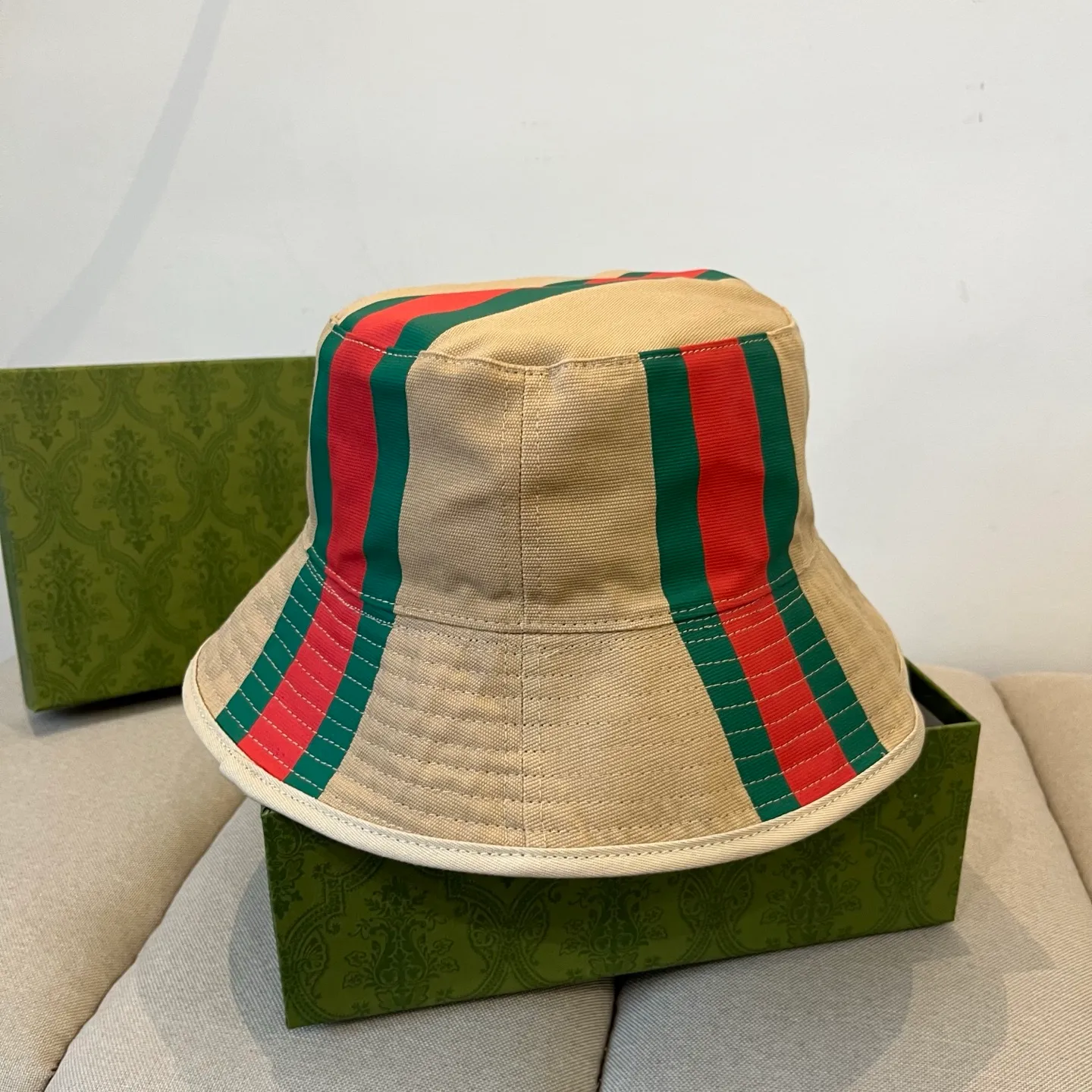 P70 Gucci baseball cap♥️GUCCI🧢New product from the official website, baseball cap, original quality, very popular 🔥🎩 The craftsmanship is very exquisite, high-end and classy! Low-key luxury, easy to carry! Running volume!