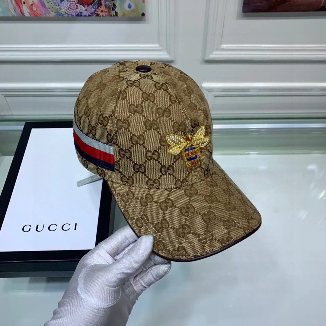 🉐90 Comes with a box bag, Gucci’s new original baseball cap, embroidered bee, 1:1 perfect replica, original canvas fabric + first-layer cowhide, pure cotton lining, light and breathable! The quality and fit are great, the basic head circumference is 56cm, and the patch is adjustable.