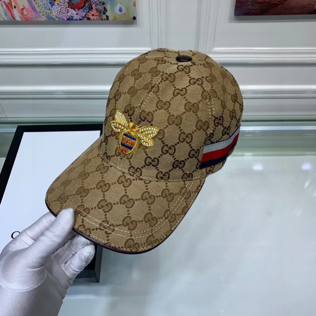 🉐90 Comes with a box bag, Gucci’s new original baseball cap, embroidered bee, 1:1 perfect replica, original canvas fabric + first-layer cowhide, pure cotton lining, light and breathable! The quality and fit are great, the basic head circumference is 56cm, and the patch is adjustable.