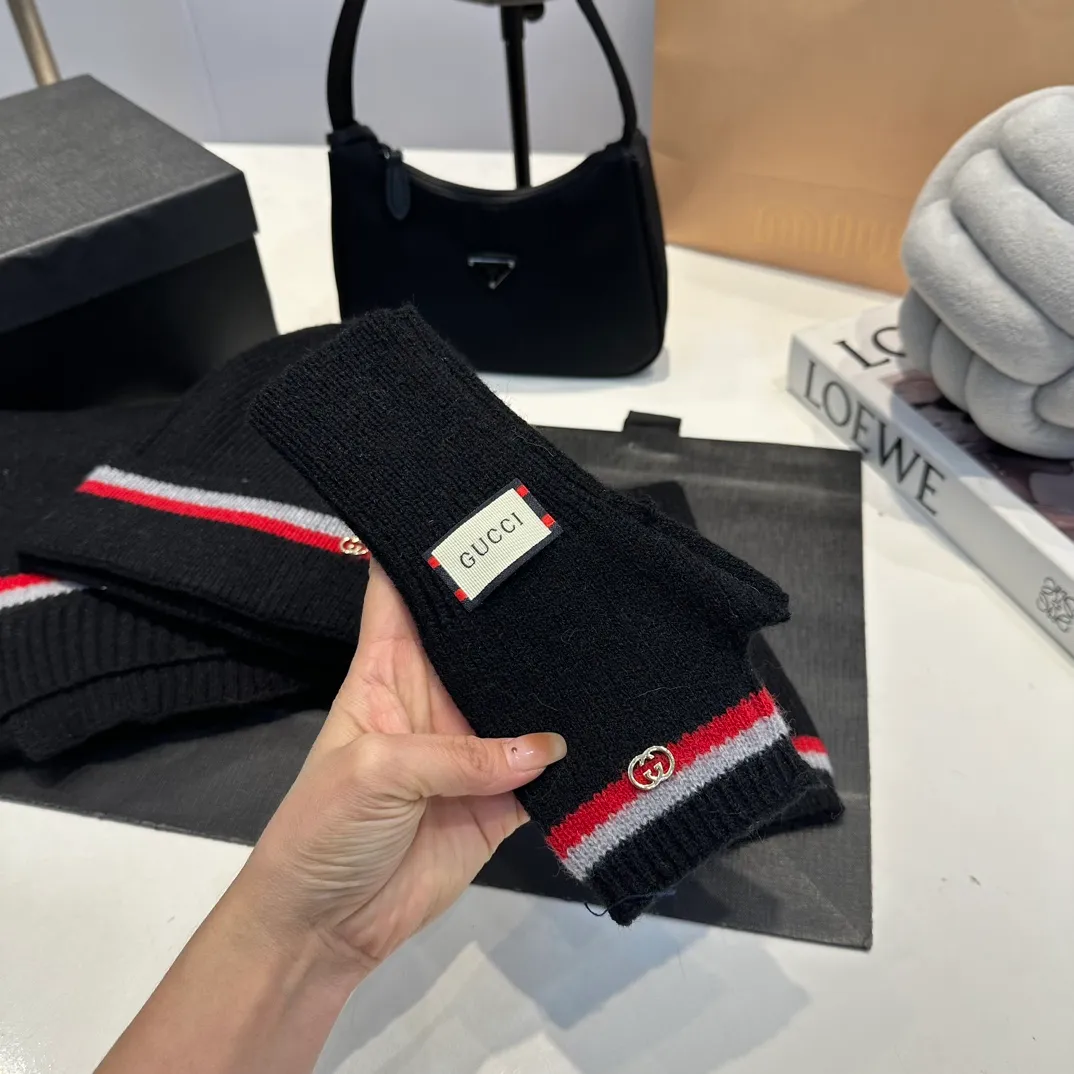 P180 (not ordinary goods in the market) GUCCI official website new wool cashmere suit series 🌟 hat + scarf + gloves official website synchronization, (same style for men and women) high quality, original fabric is very high-end, casual and versatile, simple yet elegant style, not to be missed!