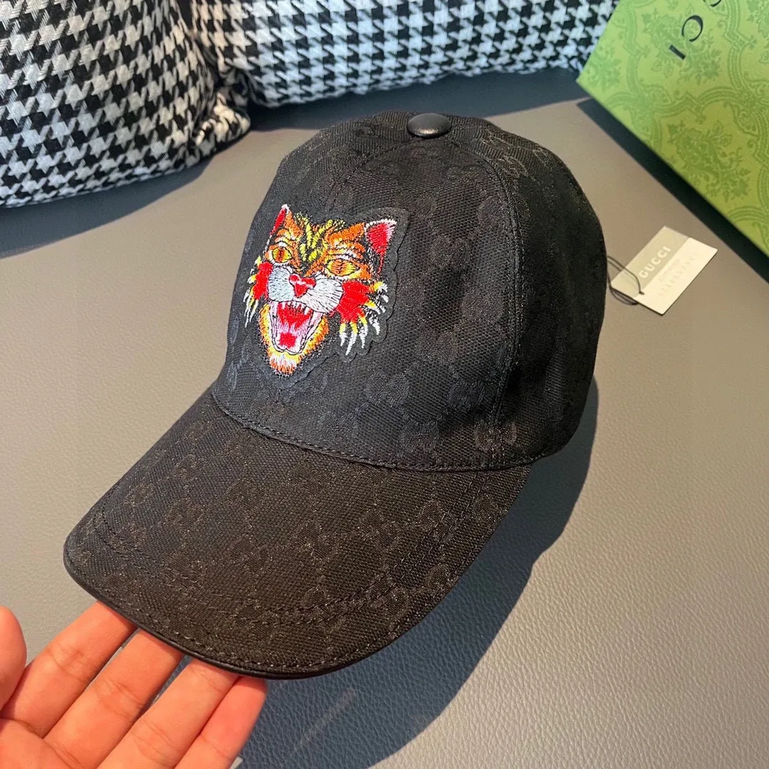 🉐️90 Comes with box bag, Gucci's new original baseball cap, cat head embroidery, 1:1 mold customization, heavy embroidery, details comparable to those at the counter, original canvas fabric + first layer cowhide, great quality! The first choice for handsome men and beautiful women, fashionable and versatile. The basic head circumference is 56cm, and the patch is adjustable.