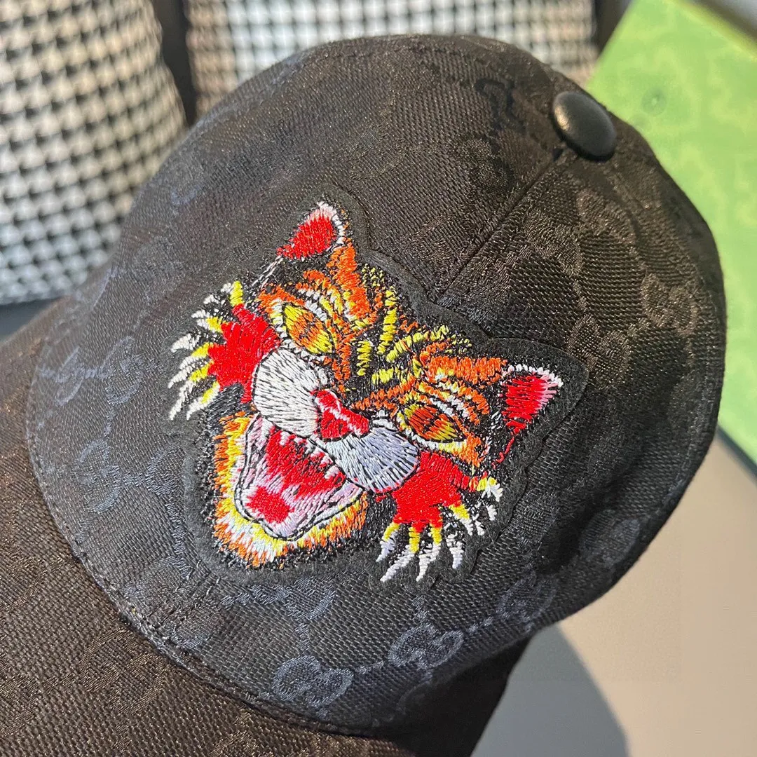 🉐️90 Comes with box bag, Gucci's new original baseball cap, cat head embroidery, 1:1 mold customization, heavy embroidery, details comparable to those at the counter, original canvas fabric + first layer cowhide, great quality! The first choice for handsome men and beautiful women, fashionable and versatile. The basic head circumference is 56cm, and the patch is adjustable.