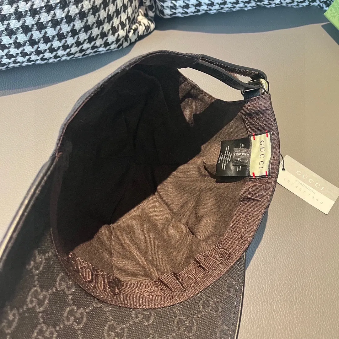 🉐️90 Comes with box bag, Gucci's new original baseball cap, cat head embroidery, 1:1 mold customization, heavy embroidery, details comparable to those at the counter, original canvas fabric + first layer cowhide, great quality! The first choice for handsome men and beautiful women, fashionable and versatile. The basic head circumference is 56cm, and the patch is adjustable.