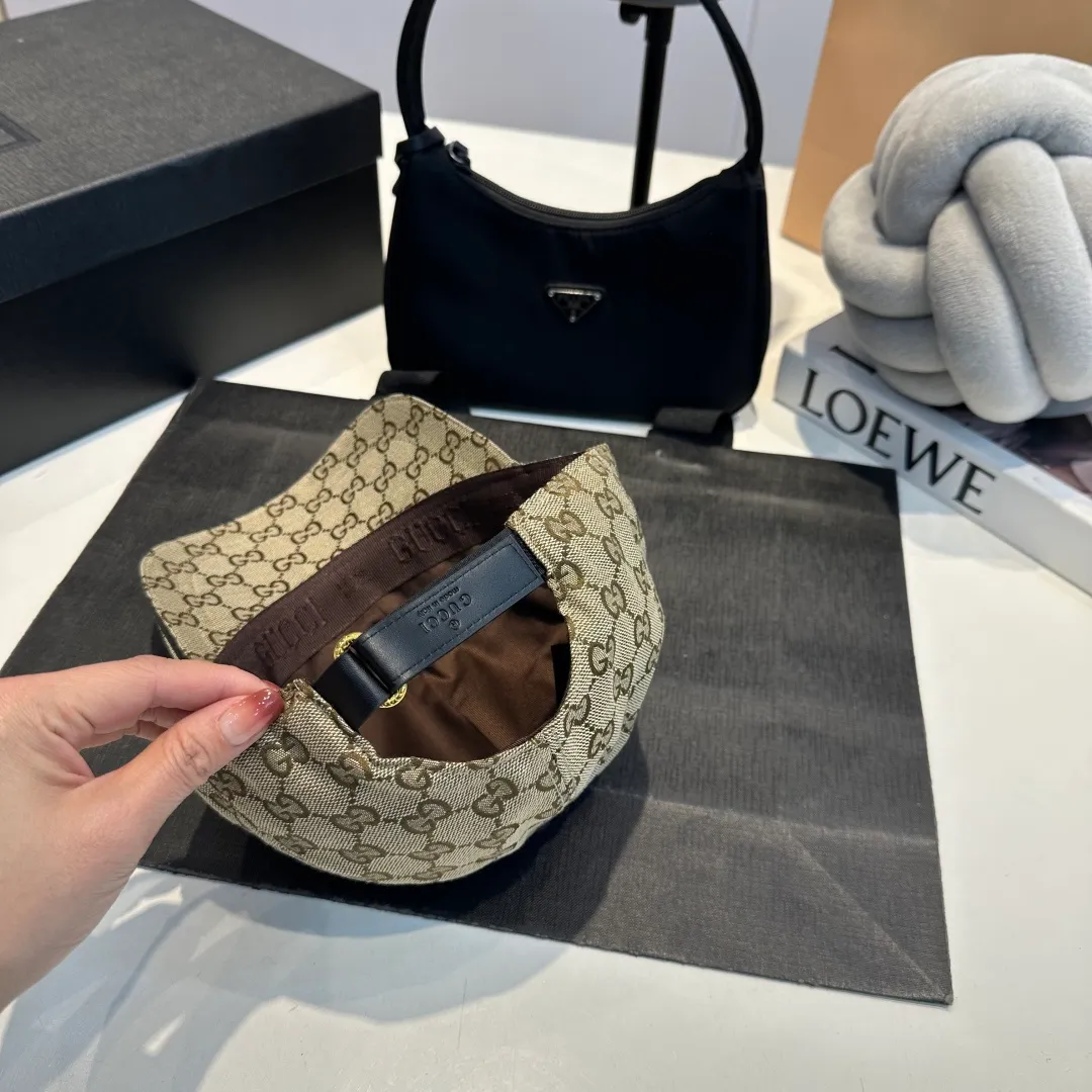 P60 Gucci (Gucci) classic original baseball cap😍Customized with 1:1 mold opening at the counter, the highest version, the original canvas is light and breathable! Photographed in real life, suitable for men and women in all seasons, basic head circumference 56cm, adjustable patches.