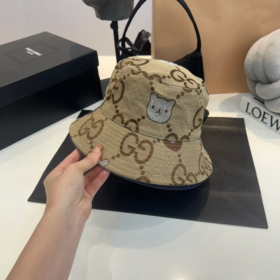 P60 Gucci big G hat! 2024 spring style latest fisherman hat! Fashion trend, high-end workmanship! Every hat is made with care! Extraordinary quality, details are also very important. Genuine leather cap nails, genuine leather adjustment strap! Classic jacquard fabric paired with original mesh and pure cotton sweatband, more breathable, sweat-absorbent and sun-protective