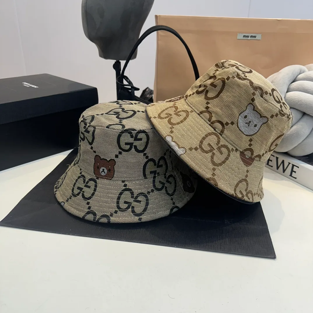 P60 Gucci big G hat! 2024 spring style latest fisherman hat! Fashion trend, high-end workmanship! Every hat is made with care! Extraordinary quality, details are also very important. Genuine leather cap nails, genuine leather adjustment strap! Classic jacquard fabric paired with original mesh and pure cotton sweatband, more breathable, sweat-absorbent and sun-protective