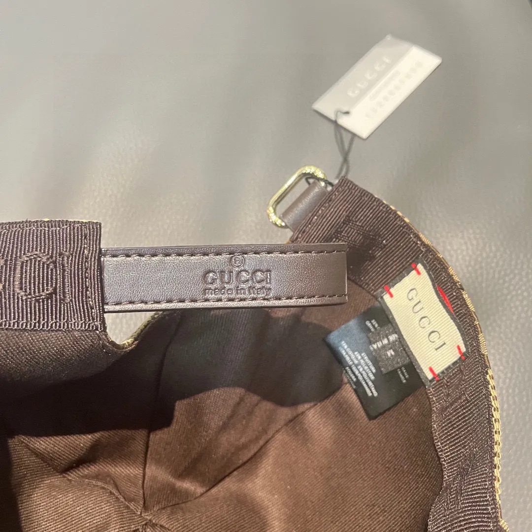 🉐️90, Gucci (Gucci) classic original baseball cap, small double G cowhide stitching, 1:1 mold customization, excellent quality! The brim is embossed with first-layer cowhide, the quality is excellent! The basic head circumference is 56cm, the patch is adjustable, the original version is shipped in two colors from the counter, a hot seller!