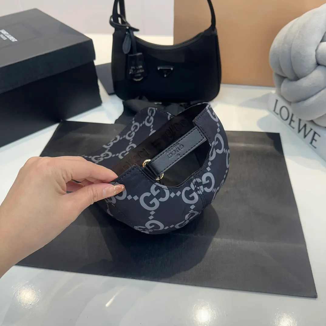 P80 Gucci (Gucci) new spring and summer original baseball cap, logo webbing, 1:1 mold customization, original canvas fabric + first-layer cowhide, popular purchasing agent, versatile style for men and women, great quality! The basic head circumference is 56cm, and the patch is adjustable.