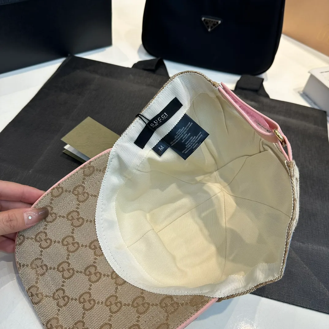 P240 GUCCI Gucci baseball cap, the craftsmanship is very exquisite, high-end and classy! Low-key luxury, easy to carry! The best-selling model in the counter, dark pattern small pair G, 1:1 mold opening and customization, waterproof fabric, pure cotton lining, light and breathable. Perfect fit, accurate alignment, each leather buckle has a different code, cow leather adjustment buckle, exclusive real shot, suitable for men and women.