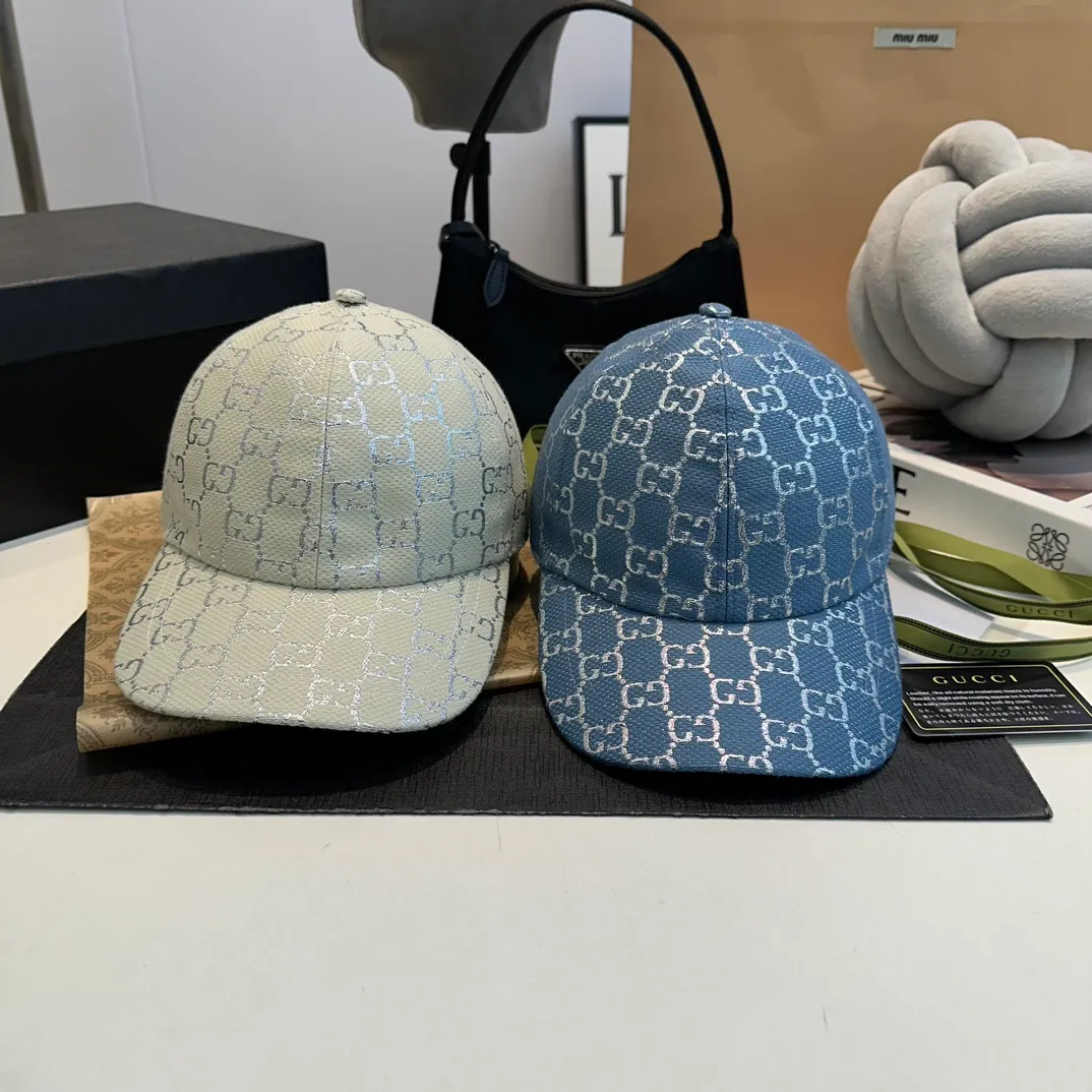 P240 This single product is from the Gucci Lido series, and its design is inspired by the summer style and beach clubs of the Italian coast. This baseball cap is expertly crafted with classic proportions, while the signature light purple and yellow GG canvas adds a unique twist to the archive graphic. Equipped with leather details and adjustable buckles for a better fit and more comfortable wearing ·Light purple and yellow GG canvas ·Double G details ·Adjustable Velcro closure ·70% cotton, 30% polyester (main fabric); 65% cotton, 35% linen (lining); 55% cotton