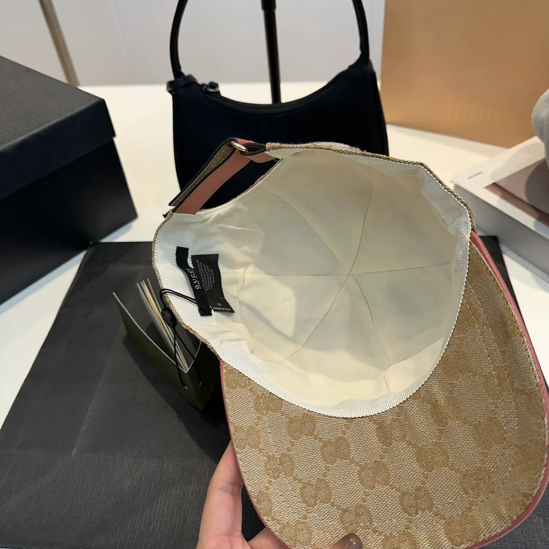 P240 GUCCI Gucci baseball cap customized fine webbing.   The craftsmanship is very exquisite, high-end and classy! Low-key luxury, easy to carry! The best-selling model in the counter, dark pattern small pair G, 1:1 mold opening and customization, waterproof fabric, pure cotton lining, light and breathable. Perfect fit, accurate alignment, each leather buckle has a different code, cow leather adjustment buckle, exclusive real shot, suitable for men and women.