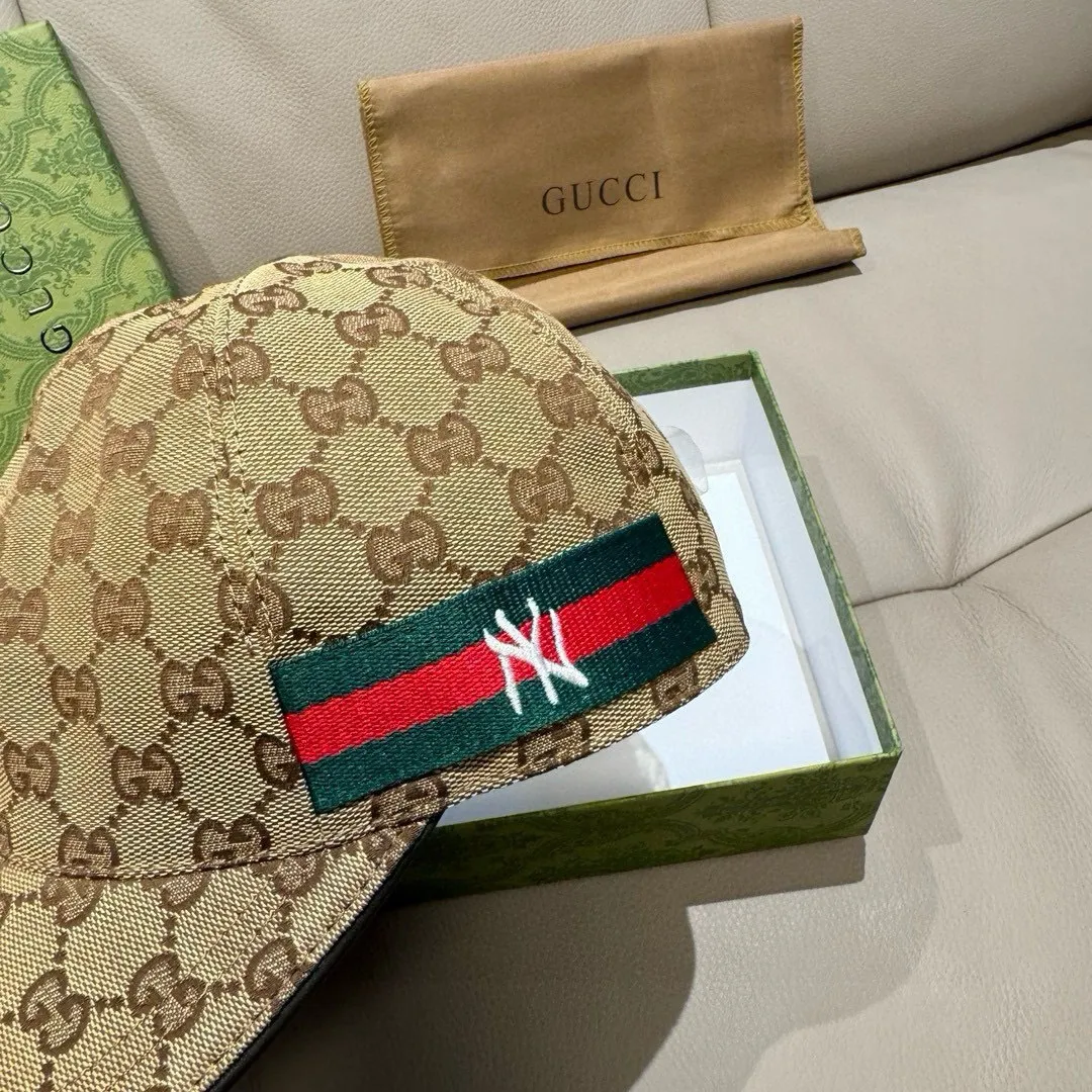 p90, the latest collaboration model of NY&Gucci (Gucci), original baseball cap, 1:1 mold customization, details comparable to those at the counter, original canvas fabric + first-layer cowhide, excellent quality! The first choice for handsome men and beautiful women, fashionable and versatile. The basic head circumference is 56cm, and the patch is adjustable.