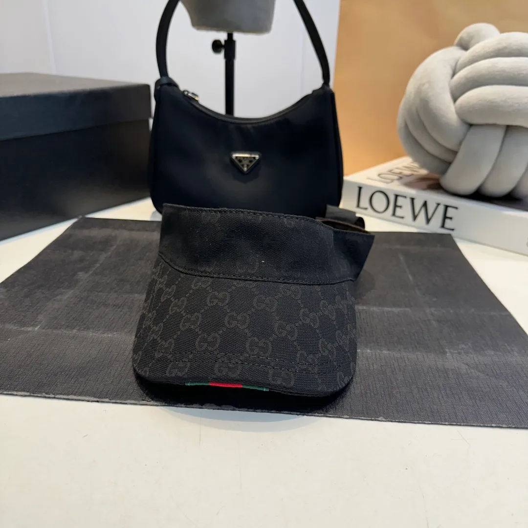 P90 GUCCI Gucci's latest original wide version of the web hat. 1:1 mold opening and customization at the counter, the highest version, original canvas fabric, light and breathable! Photographed in real life, suitable for men and women in all seasons, basic head circumference 56cm, adjustable patches