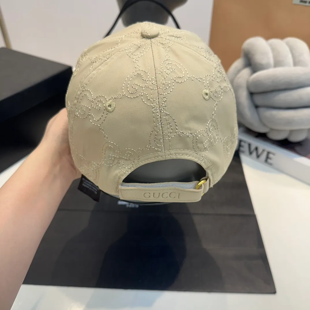 P60 Gucci Baseball Cap♥️GUCCI🧢New product from the official website, baseball cap, original quality, very popular 🔥🎩 The craftsmanship is very exquisite, high-end and classy! Low-key luxury, easy to carry! Running volume