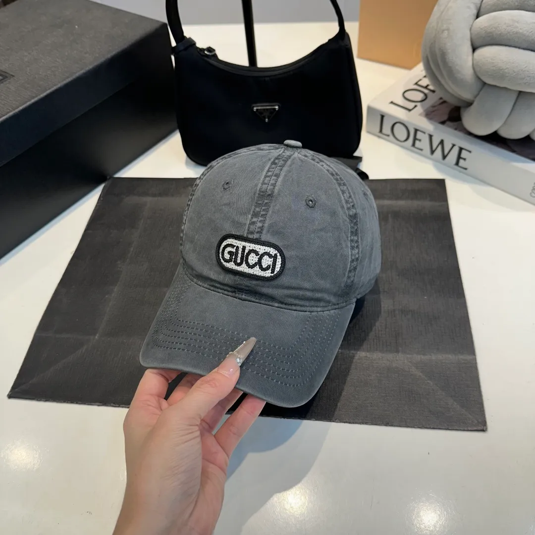P60 Gucci Baseball Cap GUCCI official website new product, baseball cap, original quality is very popular. The craftsmanship is very exquisite, high-end and classy! Low-key luxury, easy to carry! Running volume!
