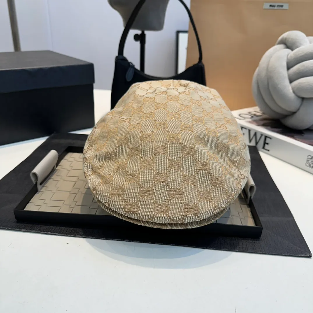 P80 Haute Couture The classic GG pattern began to be used in the 1930s. After nearly a century of development, it still provides inspiration for the brand to explore new expressions. This flat cap also features a Gucci web label on the back, a nod to the brand's equestrian roots. ·Beige and dark brown GG canvas·Gucci webbing label on the back·Hidden brim·