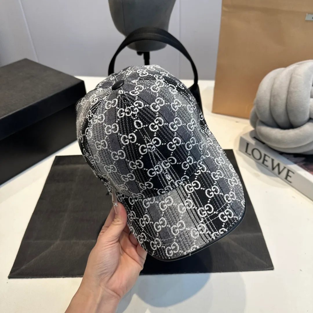 P100 Gucci new original baseball cap, Gucci gradient jacquard, 1:1 mold opening and customization at the counter, original canvas fabric + first-layer cowhide, light and breathable! The quality is great, the basic head circumference is 56cm, and the patch is adjustable.