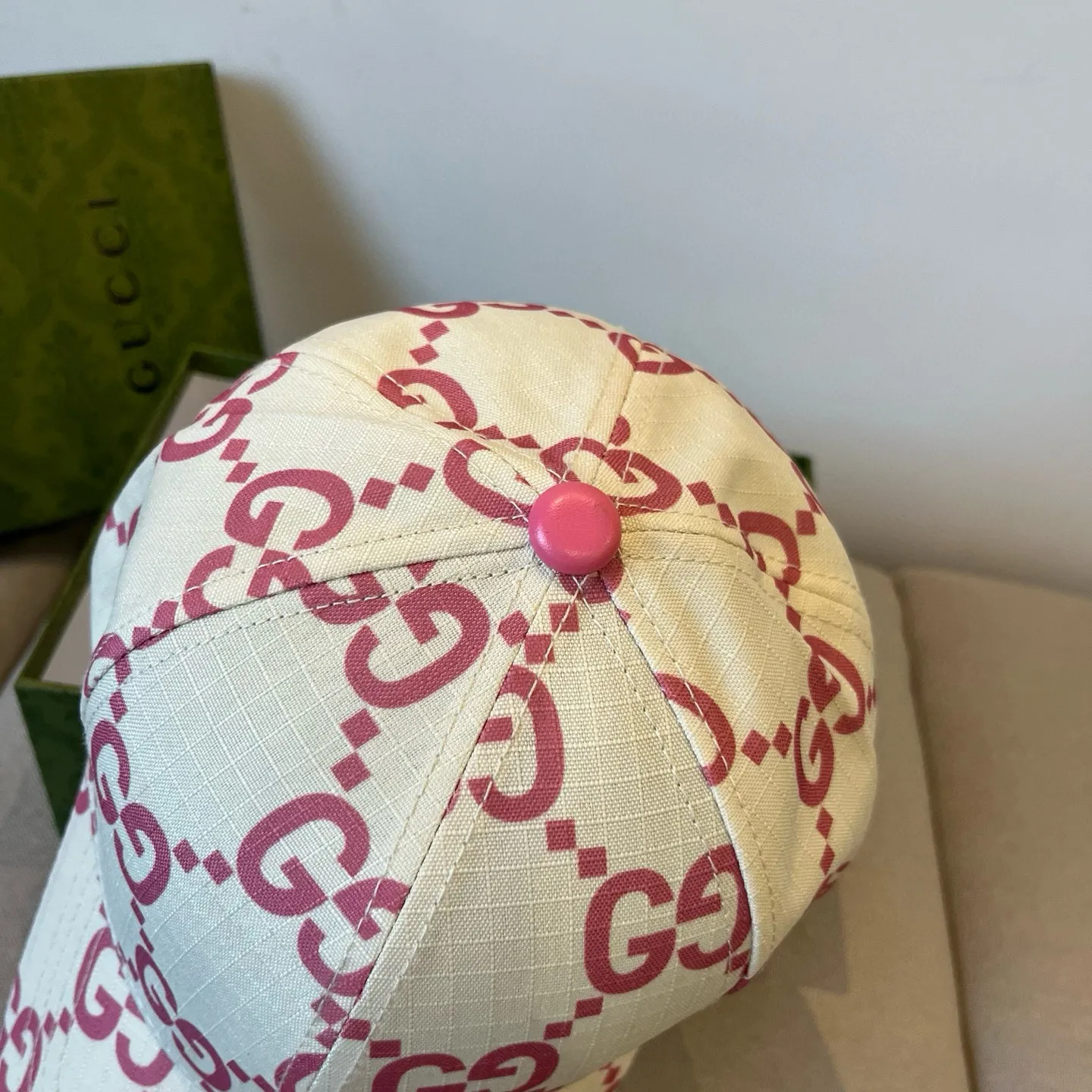 P60 Gucci Baseball Cap♥️GUCCI🧢New product from the official website, baseball cap, original quality, very popular 🔥🎩 The craftsmanship is very exquisite, high-end and classy! Low-key luxury, easy to carry! Running volume!