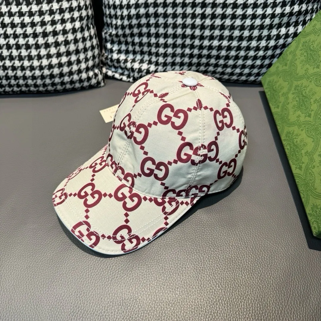 P90 new model shipped from the official website, Gucci's latest original baseball cap, large double G, 1:1 mold customization at the counter, perfect alignment, original canvas fabric + first-layer cowhide, light and breathable! The basic head circumference is 56cm, and the patch is adjustable.