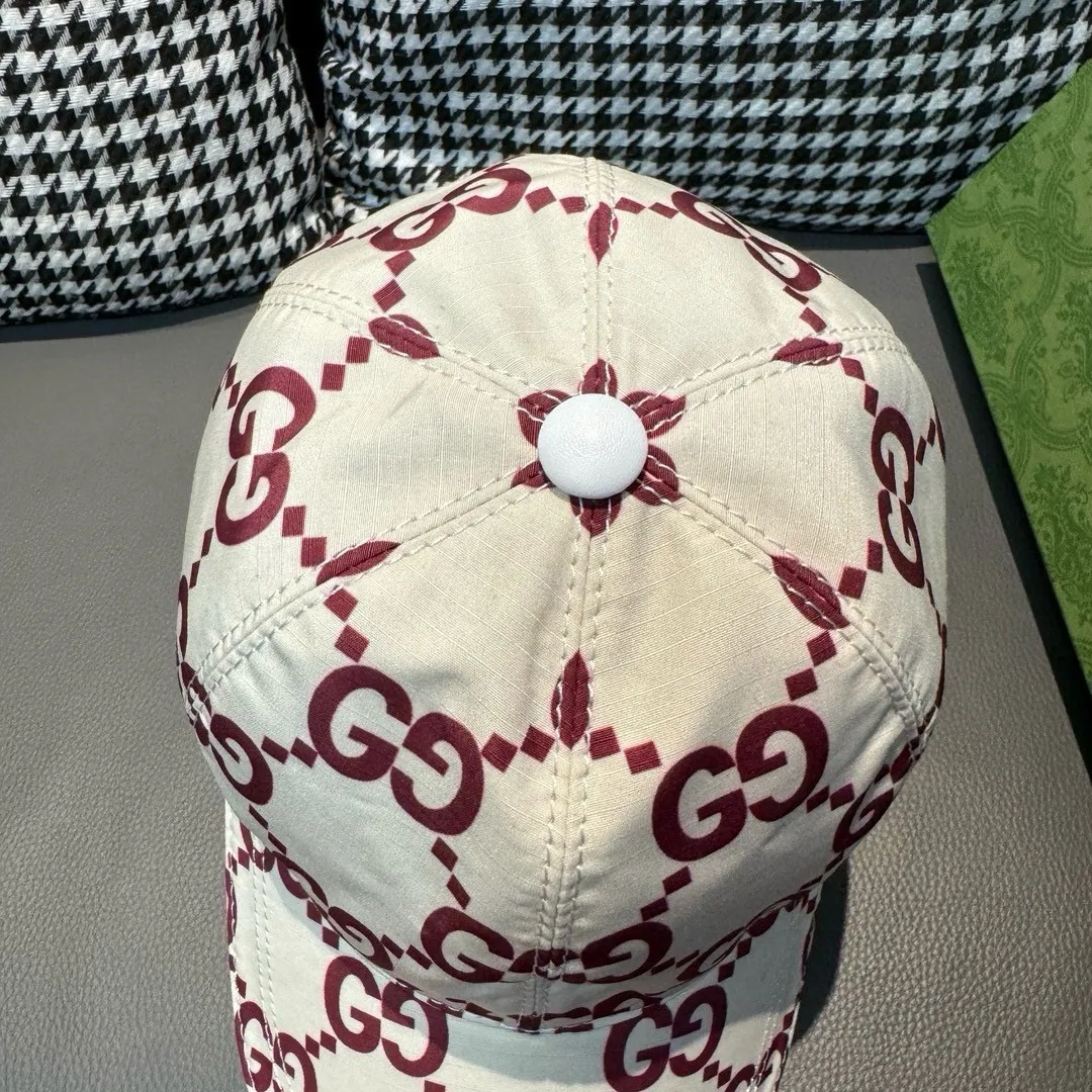 P90 new model shipped from the official website, Gucci's latest original baseball cap, large double G, 1:1 mold customization at the counter, perfect alignment, original canvas fabric + first-layer cowhide, light and breathable! The basic head circumference is 56cm, and the patch is adjustable.