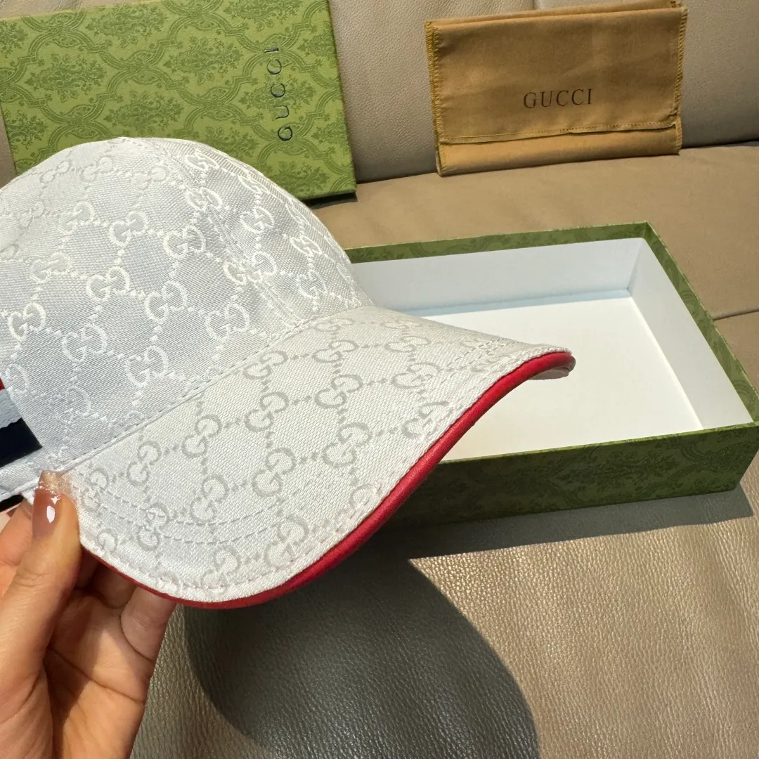 p90, Gucci (Gucci) new original baseball cap, three-color webbing, 1:1 mold customization, original canvas fabric + first-layer cowhide, red leather edge, handsome and fashionable, popular purchasing agent, versatile style for men and women, great quality! The basic head circumference is 56cm, and the patch is adjustable.