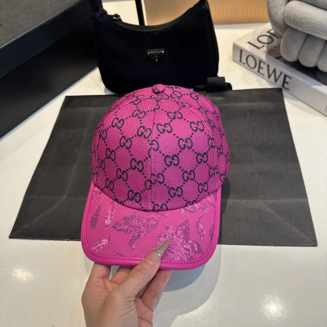 P56 Gucci Baseball Cap♥️GUCCI🧢New product from the official website, baseball cap, original quality, hot arrival 🔥🎩 The craftsmanship is very exquisite, high-end and classy! Low-key luxury, easy to carry! Running volume!