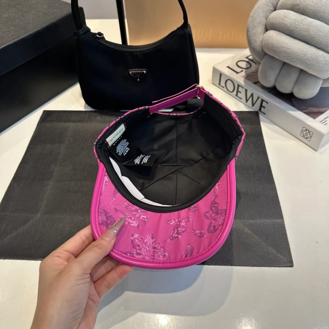 P56 Gucci Baseball Cap♥️GUCCI🧢New product from the official website, baseball cap, original quality, hot arrival 🔥🎩 The craftsmanship is very exquisite, high-end and classy! Low-key luxury, easy to carry! Running volume!