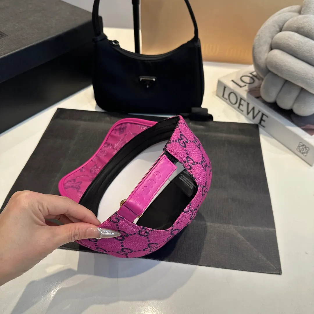 P56 Gucci Baseball Cap♥️GUCCI🧢New product from the official website, baseball cap, original quality, hot arrival 🔥🎩 The craftsmanship is very exquisite, high-end and classy! Low-key luxury, easy to carry! Running volume!