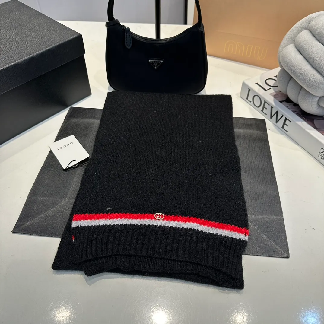 P180 (not ordinary goods in the market) GUCCI official website new wool cashmere suit series 🌟 hat + scarf + gloves official website synchronization, (same style for men and women) high quality, original fabric is very high-end, casual and versatile, simple yet elegant style, not to be missed!