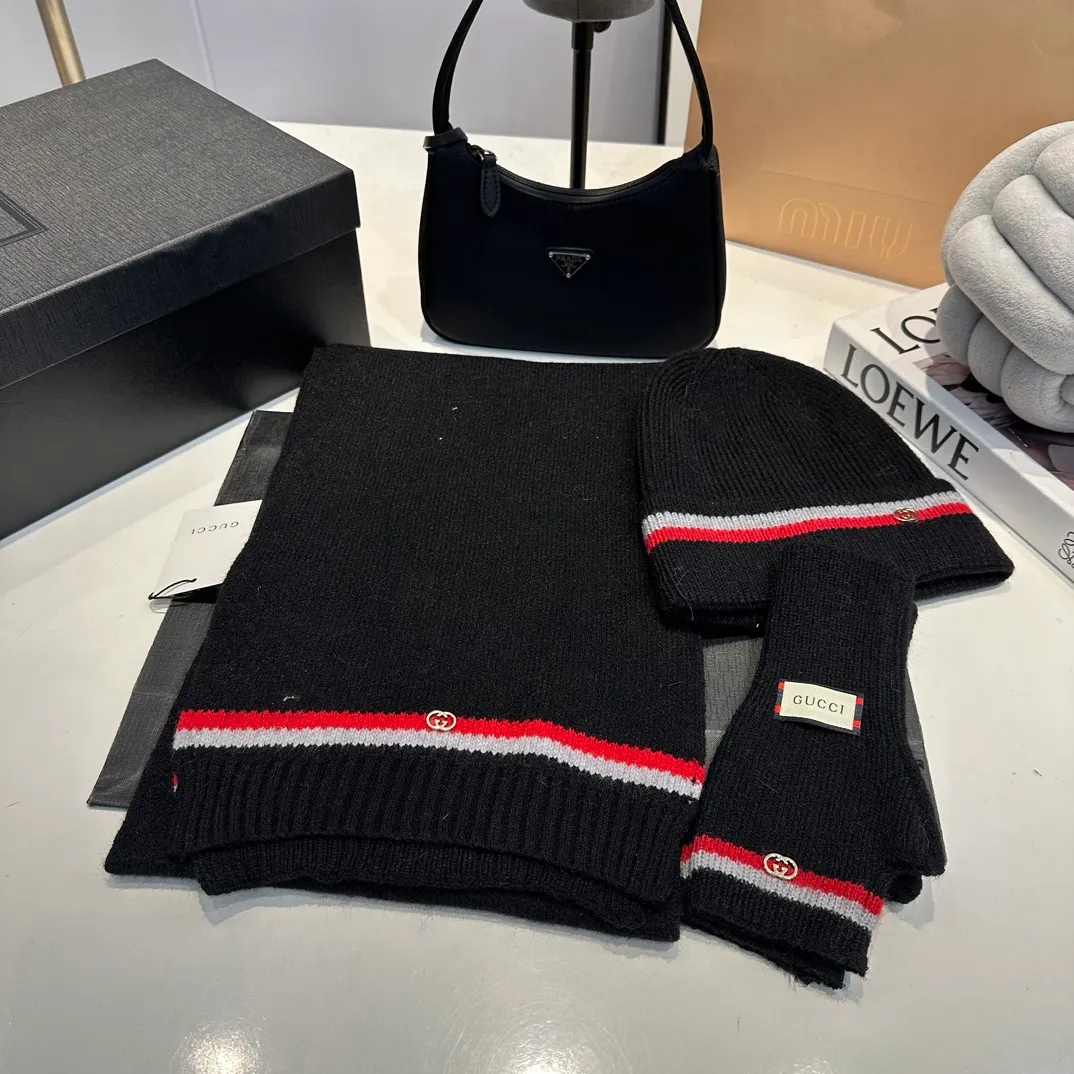P180 (not ordinary goods in the market) GUCCI official website new wool cashmere suit series 🌟 hat + scarf + gloves official website synchronization, (same style for men and women) high quality, original fabric is very high-end, casual and versatile, simple yet elegant style, not to be missed!